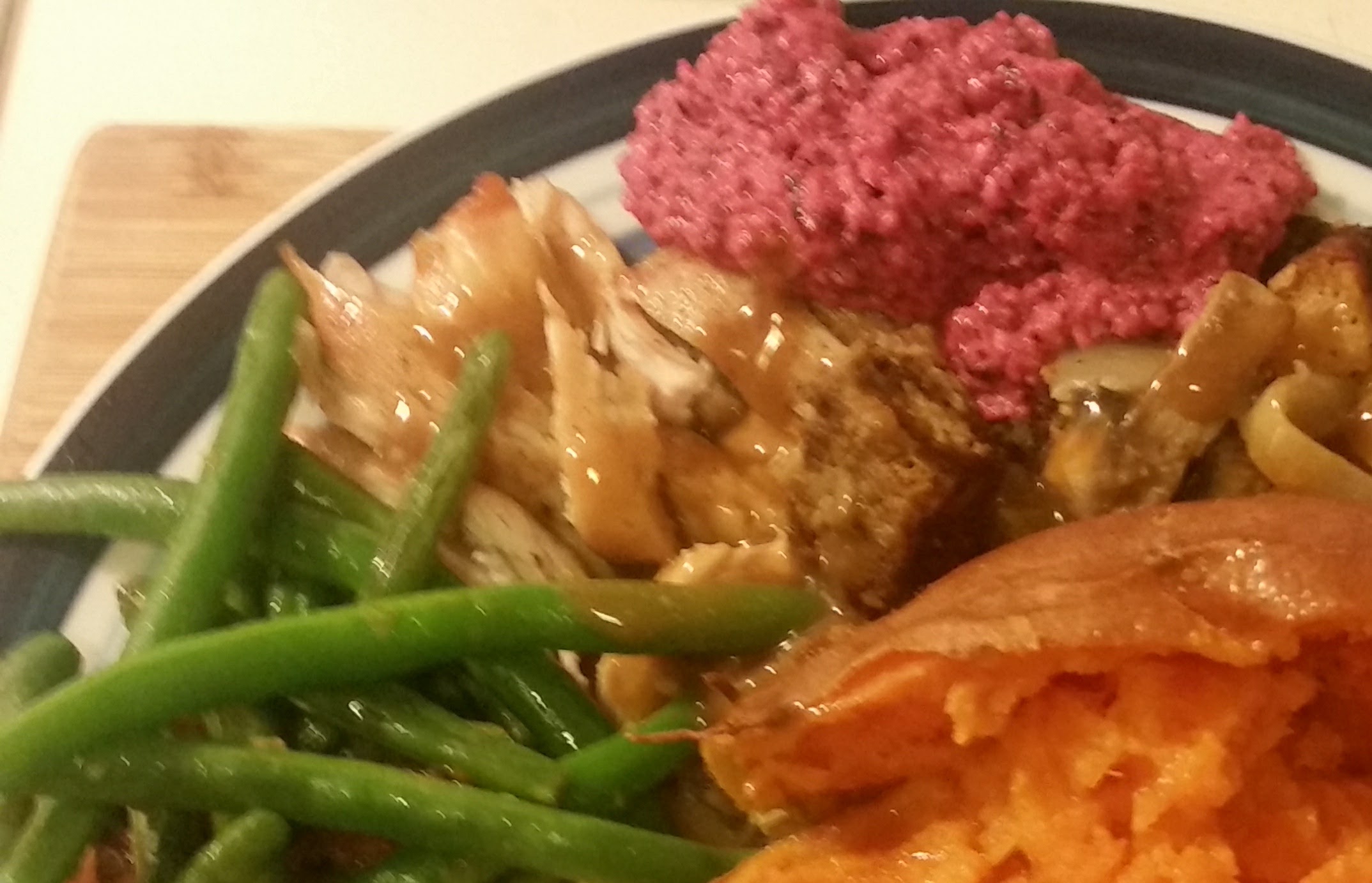 https://glutenfreenom.com/wp-content/uploads/2018/07/full-plate-cranberry-yams-greenbeans-zoom.jpeg